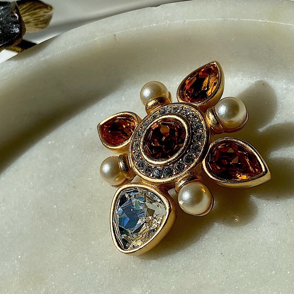 BEAUTIFUL SWAROVSKI gold tone crystal and faux Pearl regal brooch - Picture 1 of 7